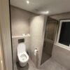 Gerenoveerde moderne badkamer met grootformaat wandtegels en inbouwspots — badkamerrenovatie Niscon Group Noord-Brabant