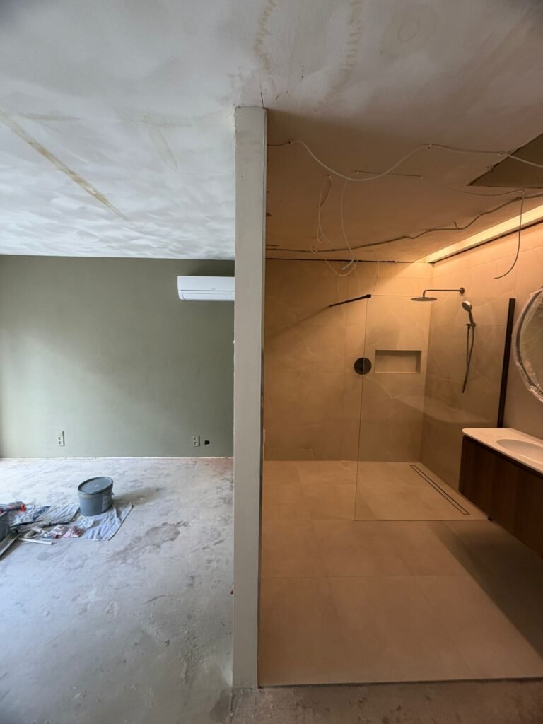 Oud plafond en wand worden gestript met vrijkomende bedrading tijdens sloop van een oude badkamer — Niscon Group Noord-Brabant